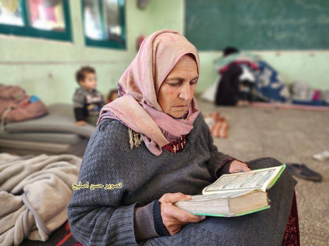 غزہ: صبر و رضا کی زندہ مثالیں؛ پناہ گزین کیمپوں میں قرآن پاک کی تلاوت کے ایمان افروز مناظر