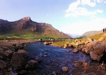 جریان آب در سراب برناج از توابع شهرستان هرسین