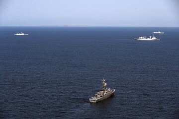 السفن الحربية الصينية والروسية تدخل إلى المياه الإقليمية الإيرانية لإجراء المناورة المشتركة