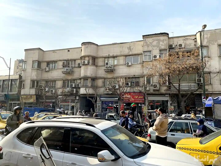 کاسبی با فروش جای پارک اطراف بازار تهران 