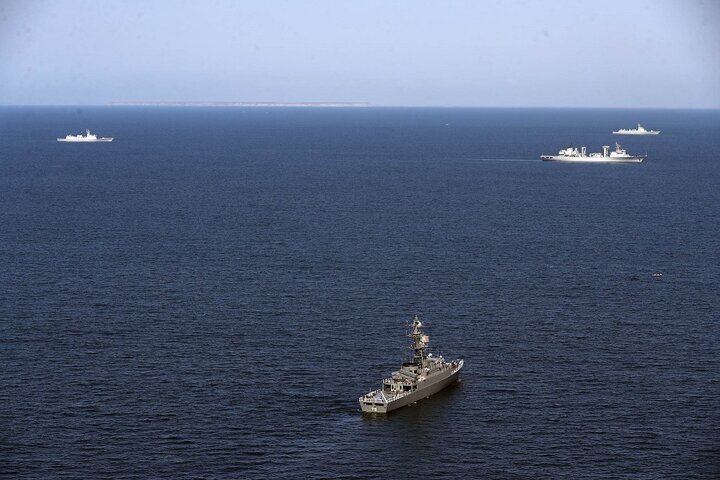 السفن الحربية الصينية والروسية تدخل إلى المياه الإقليمية الإيرانية لإجراء المناورة المشتركة
