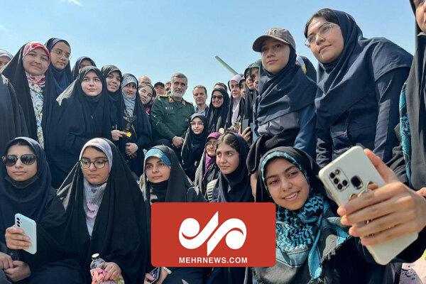 روایتی از حضور دانش آموزان در پایگاه پهپادی نیروی هوافضای سپاه روایتی از حضور دانش آموزان در پایگاه پهپادی نیروی هوافضای سپاه