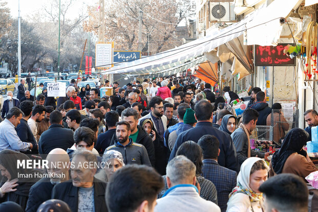 حال و‌هوای بازار شب عید نوروز در همدان