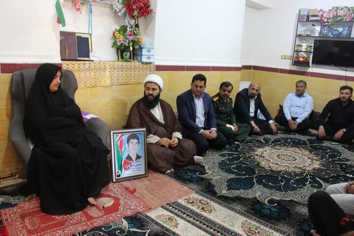 مسوولان شبانکاره با خانواده شهدا دیدار کردند مسوولان شبانکاره با خانواده شهدا دیدار کردند