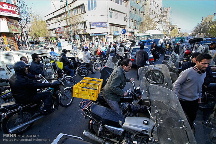 کاسبی با فروش جای پارک اطراف بازار تهران 