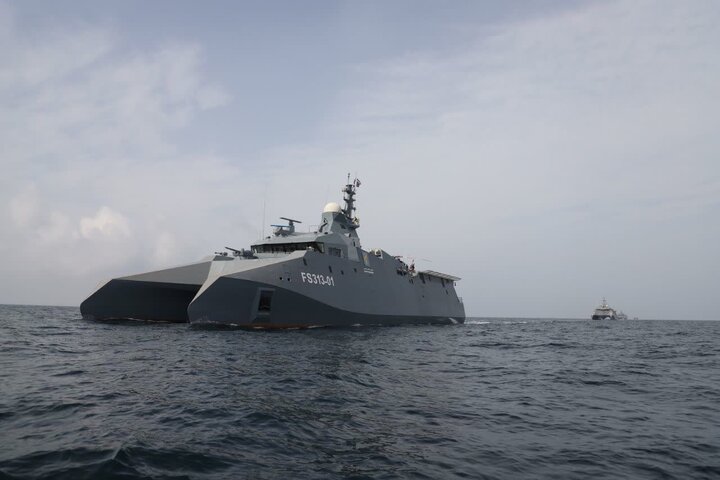 السفن الحربية الإيرانية والصينية والروسية تطلق النار على اهداف بحرية