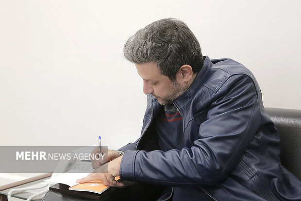 زبان فارسی مرز معنوی ما است