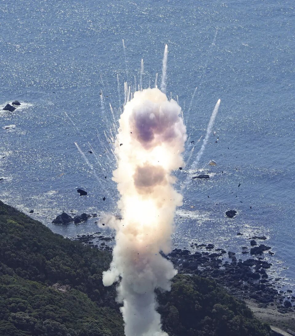 شکست دوباره ژاپن در پرتاب ماهواره/ انفجار چند ثانیه بعد از پرتاب