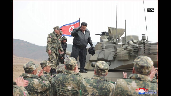 کیم جونگ اون در یک «جنگ فرضی» تانک جدید کره شمالی را راند