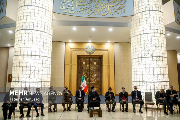 دیدار جمعی از اهالی فرهنگ و هنر با حجت الاسلام سید ابراهیم رئیسی رئیس جمهور، عصر جمعه ۲۵ اسفند ماه ۱۴۰۲ در سالن اجلاس سران برگزار شد