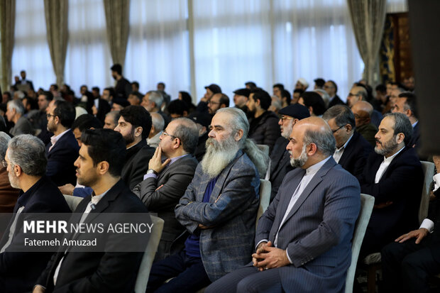 دیدار جمعی از اهالی فرهنگ و هنر با حجت الاسلام سید ابراهیم رئیسی رئیس جمهور، عصر جمعه ۲۵ اسفند ماه ۱۴۰۲ در سالن اجلاس سران برگزار شد