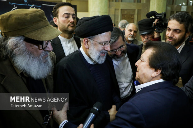 حجت الاسلام سید ابراهیم رئیسی رئیس جمهور و عباس قادری خواننده در دیدار با اهالی فرهنگ و هنر