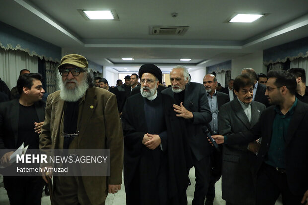 حجت الاسلام سید ابراهیم رئیسی رئیس جمهور، داریوش ارجمند و احمد نجفی در دیدار با اهالی فرهنگ و هنر