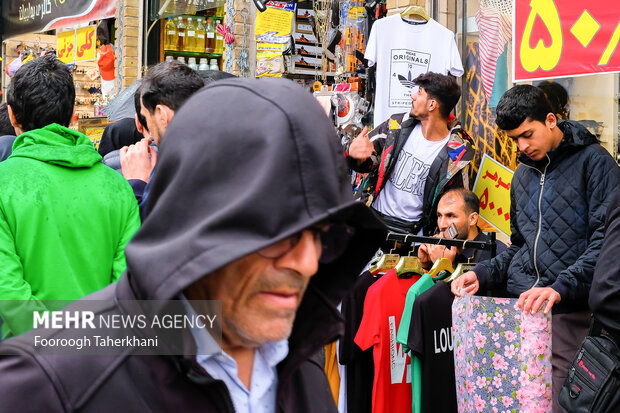 شهر تهران در روزهای پایانی سال حال و هوای نوروزی به خود گرفته است و مردم در بازارها و خیابان‌ها مشغول خرید عید نوروز هستند.