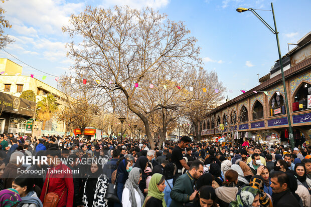 شهر تهران در روزهای پایانی سال حال و هوای نوروزی به خود گرفته است و مردم در بازارها و خیابان‌ها مشغول خرید عید نوروز هستند.