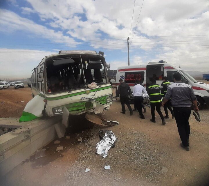 برخورد سرویس کارکنان با گاردریل در پاکدشت ۲۹ مصدوم برجای گذاشت