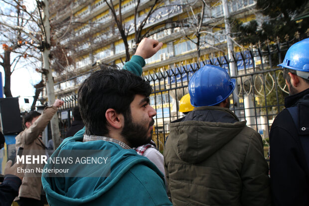 تجمع دانشجویان و کارگران مقابل وزارت کار