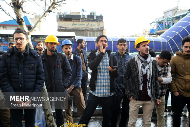 تجمع دانشجویان و کارگران مقابل وزارت کار