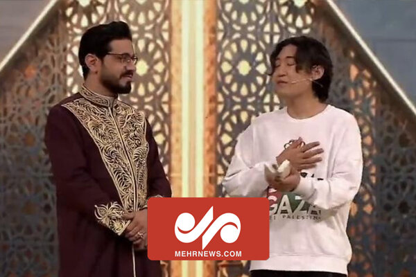 اهدای تسبیح تربت امام حسین(ع) به خواننده کره‌ای در برنامه محفل