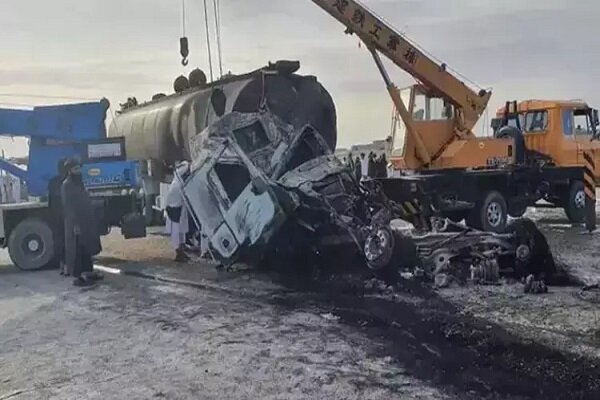 Afganistan'da otobüs yakıt tankerine çarptı Afganistan'da otobüs yakıt tankerine çarptı