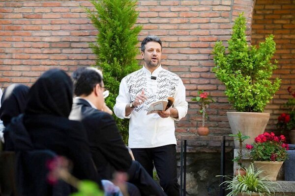 زبان فارسی مرز معنوی ما است