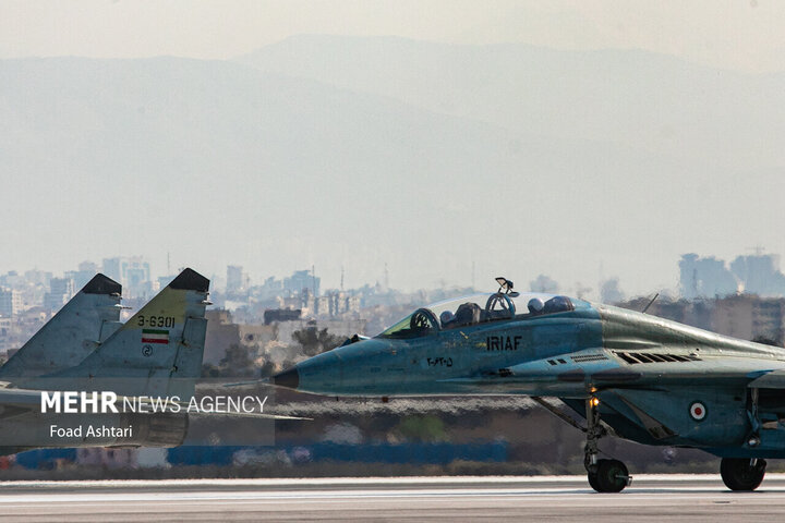 همزمان با روز بیست نهم فروردین ماه روز ارتش جمهوری اسلامی ایران رژه هوایی جنگنده های نیروی هوایی ارتش برگزارشد