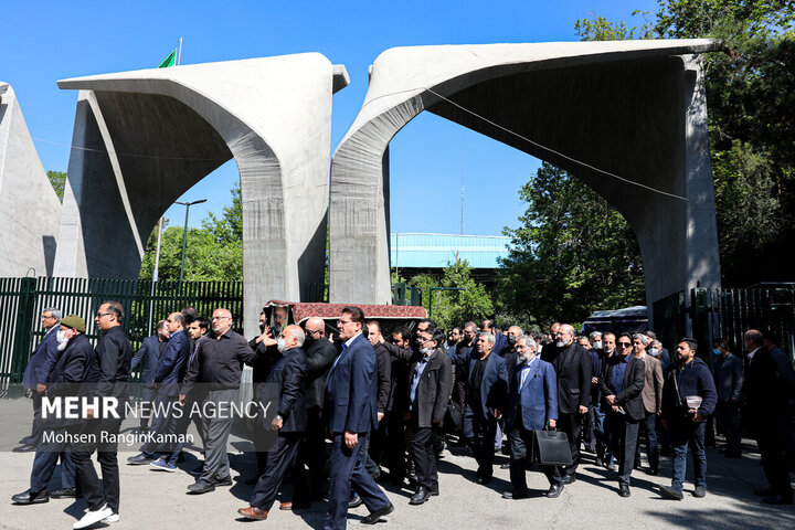 مراسم تشییع پیکر مرحوم دکتر عماد افروغ صبح امروز شنبه ۲۶ فروردین ۱۴۰۲ با حضور مسئولین لشکری و کشوری در مسجد دانشگاه تهران برگزار شد