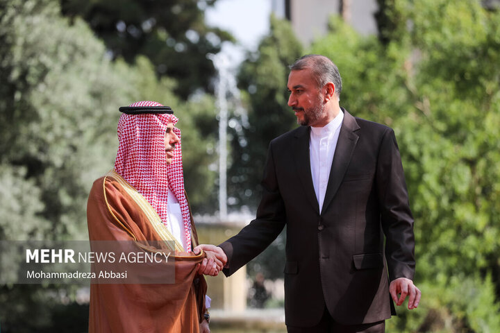 حسین امیر عبداللهیان وزیر امور خارجه ایران و فیصل بن فرحان، وزیر خارجه عربستان در حال گرفتن عکس یادگاری در محل دیدار وزرای خارجه عربستان و ایران هستند