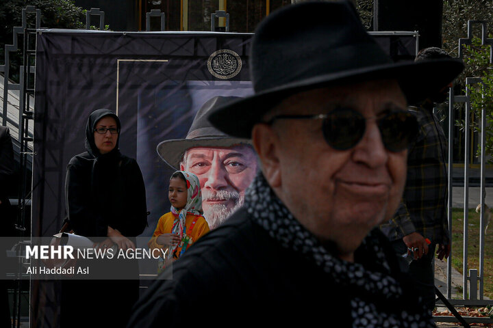 بهمن فرمان آرا در مراسم تشییع پیکر آتیلا پسیانی حضور دارد