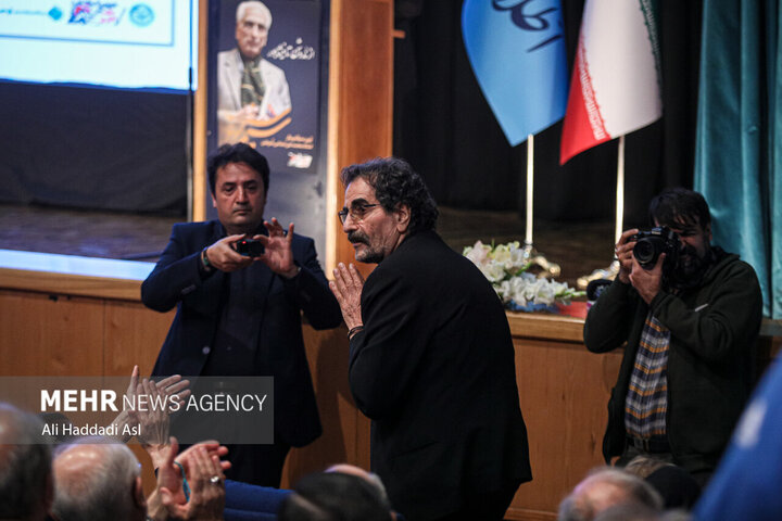 شهرام ناظری خواننده موسیقی اصیل ایرانی در مراسم تشییع پیکر مرحوم دکتر محمد علی اسلامی ندوشن حضور دارد