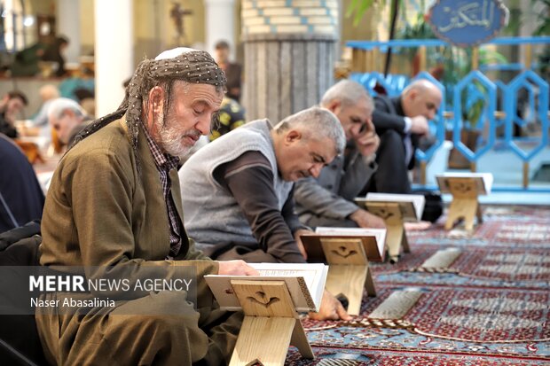 جزء خوانی قرآن کریم در مسجد جامع شهر سنندج