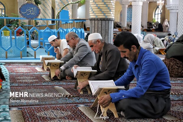 جزء خوانی قرآن کریم در مسجد جامع شهر سنندج