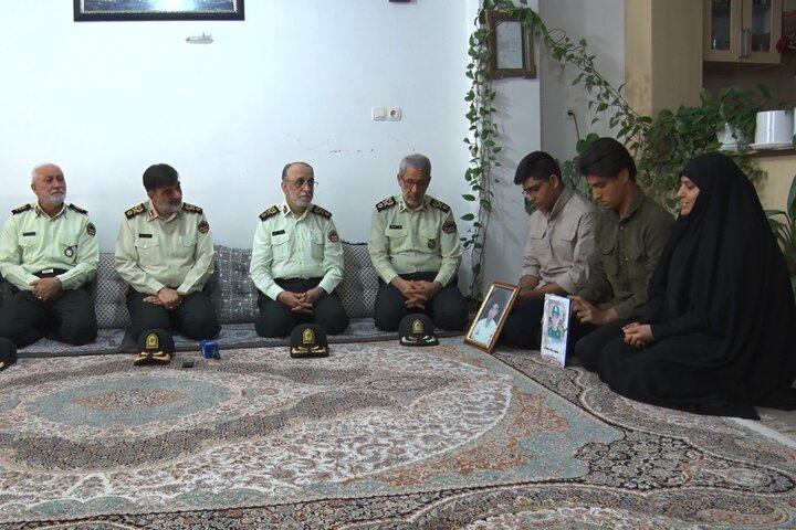 سردار «رادان» با خانواده شهید نیروی انتظامی در بوشهر دیدار کرد