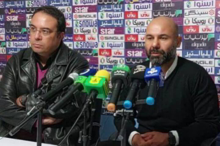 جلسه مدیران استقلال با بختیاریزاده/ سهراب در نزدیکی نیمکت آبیها جلسه مدیران استقلال با بختیاریزاده/ سهراب در نزدیکی نیمکت آبیها