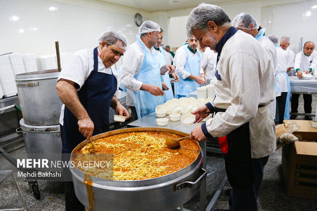 برپایی سفره افطار در حرم حضرت معصومه(س)