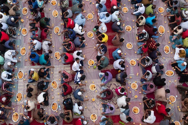 رمضان در عمان؛ از برگزاری «تومینه» تا صرف «مصانف» و «خبیصه»