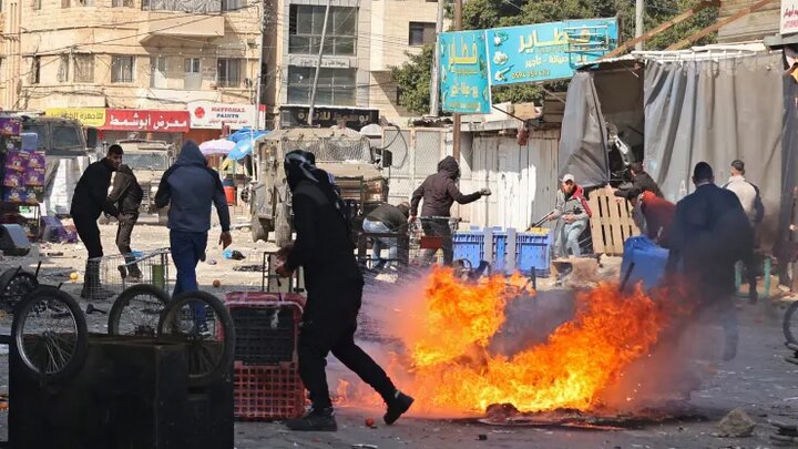 زخمی‌شدن ۶ فلسطینی در یورش شهرک‌نشینان ونظامیان صهیونیست به نابلس