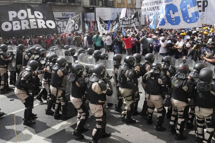 اعتراضات در آرژانتین به خشونت کشید 