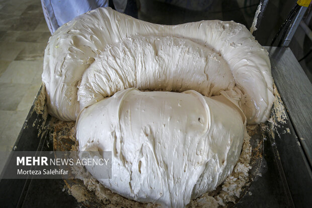 İran'ın ünlü tatlısı gezın üretim sürecinden fotoğraflar