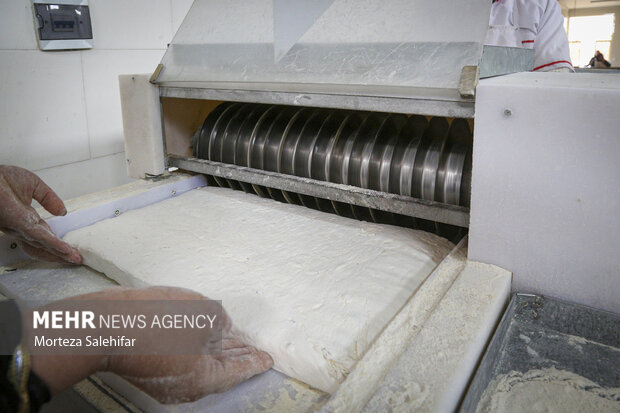 İran'ın ünlü tatlısı gezın üretim sürecinden fotoğraflar