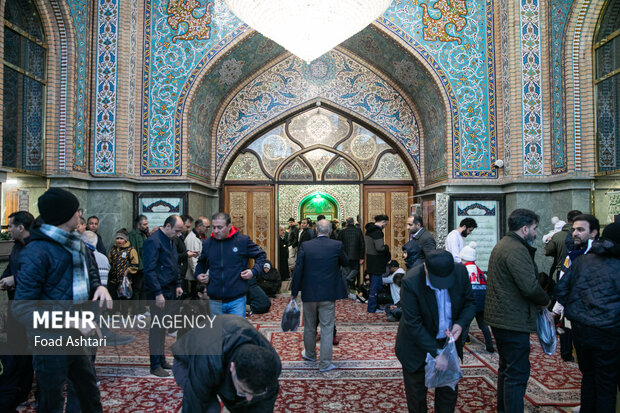 مردم تهران در لحظه تحویل سال ۱۴۰۳ با حضور در آستان مقدس حضرت صالح ابن موسی الکاظم (ع) به استقبال سال نو رفتند