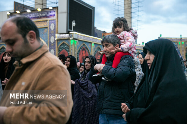 مردم تهران در لحظه تحویل سال ۱۴۰۳ با حضور در آستان مقدس حضرت صالح ابن موسی الکاظم (ع) به استقبال سال نو رفتند