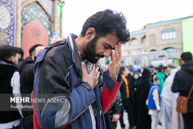 مردم تهران در لحظه تحویل سال ۱۴۰۳ با حضور در آستان مقدس حضرت صالح ابن موسی الکاظم (ع) به استقبال سال نو رفتند