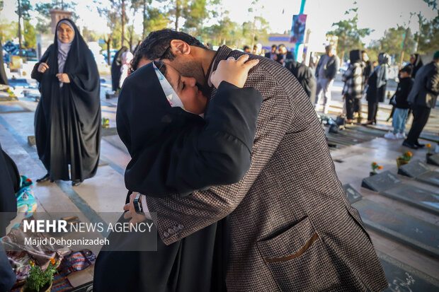 تحویل سال نو و حفظ حرمتها؛ مردم استان سمنان به گلزار شهدا رفتند