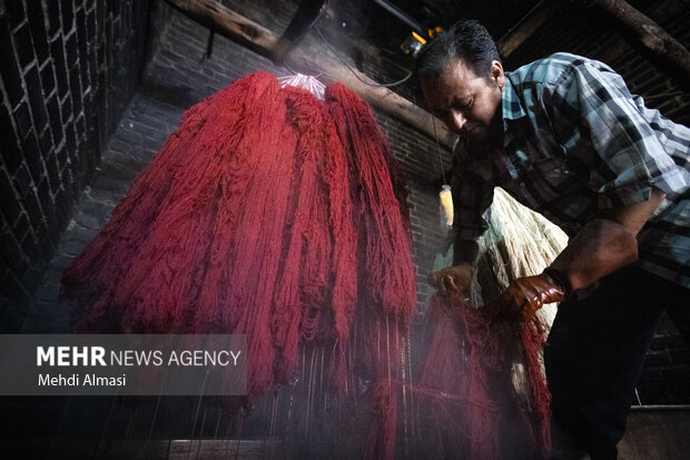 رنگرزی سنتی خامه فرش دستباف