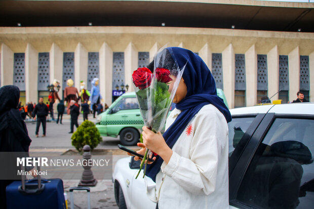 مراسم استقبال از اولین مسافران نوروزی در ایستگاه راه آهن تبریز