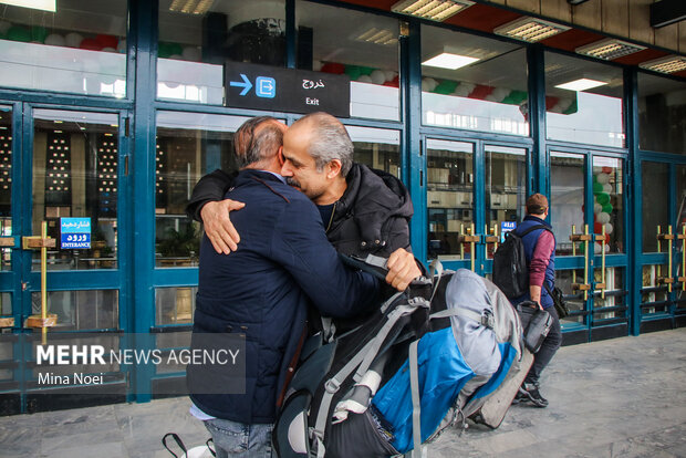 مراسم استقبال از اولین مسافران نوروزی در ایستگاه راه آهن تبریز