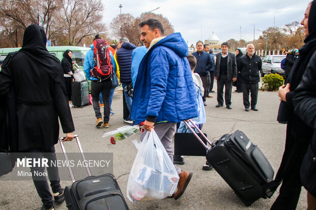 Bayram yolcuları Tebriz'de çiçeklerle kaşılandı