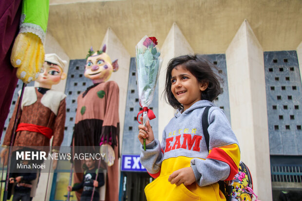 Bayram yolcuları Tebriz'de çiçeklerle kaşılandı