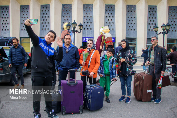 مراسم استقبال از اولین مسافران نوروزی در ایستگاه راه آهن تبریز